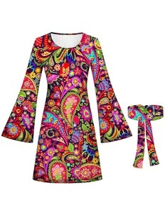 Vestido de disfraz hippie retro de los 60/70 con estampado de cachemira y mangas acampanadas.