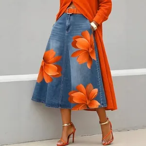 A-Linien-Midirock mit realistischem Denim-Druck und großen orangefarbenen Blumen
