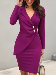 Elegante magenta nauwsluitende zakelijke jurk met reverskraag en decoratieve gouden knopen.