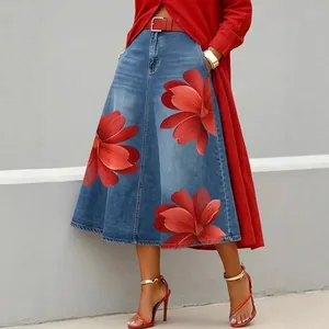 Modischer A-Linien-Midirock mit Denim-Druck und auffälligen roten Blumenmustern.