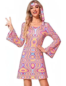 Detalle de vestido hippie retro de los 70 con patrón psicodélico y mangas acampanadas