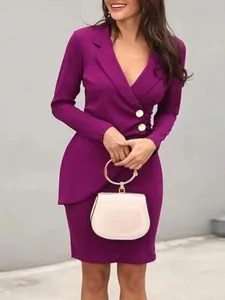 Gedetailleerd overzicht van een paarse elegante slim fit jurk met gouden knoopaccenten