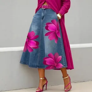 Stilvoller Midirock in Denim-Optik mit lebhaften magentafarbenen Blumenmustern für Damen