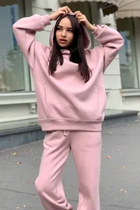 Vue complète d'un ensemble sweat à capuche et pantalon de survêtement rose pour femme