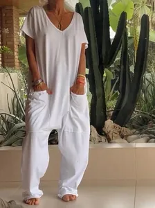 Oversized witte zomerjumpsuit met V-hals en grote zakken aan de voorzijde