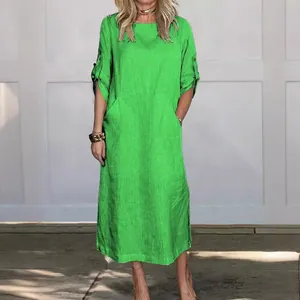 Detailweergave van de groene katoenen linnen maxi-jurk met zijzakken en getextureerde stof
