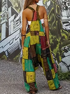 Detalle de vista trasera de un peto hippie de patchwork con estampado étnico y tirantes