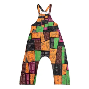 Vista detallada del mono harem estilo hippie con coloridos parches y estampado étnico