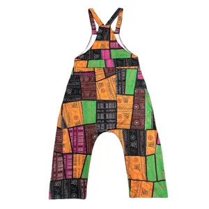 Vista detallada del peto de patchwork hippie con estampados étnicos y símbolos sánscritos