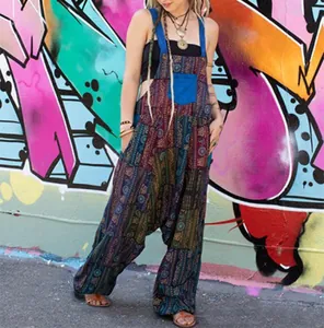 Mono harem hippie bohemio con retales y estampados étnicos en un entorno urbano colorido.