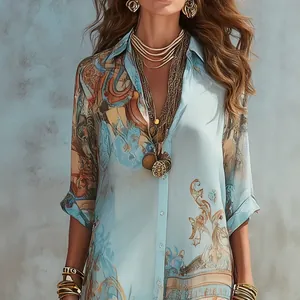 Robe chemisier élégante bleu clair avec imprimé numérique et motifs vintage pour femme.