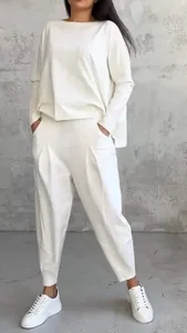 Vue d'ensemble d'un ensemble de détente blanc minimaliste à deux pièces et manches longues.