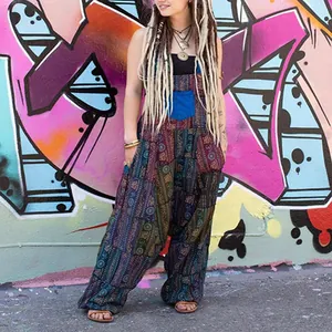 Mono de harén estilo boho con estampado étnico y patchwork frente a muro de grafiti