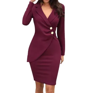 Elegante bordeauxrode nauwsluitende professionele midi-jurk met gouden knopen voor kantoor