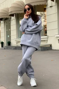 Ensemble de survêtement gris surdimensionné avec sweat à capuche et jogging