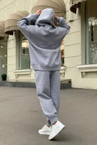 Vue arrière d'un ensemble de survêtement gris à capuche deux pièces de style décontracté