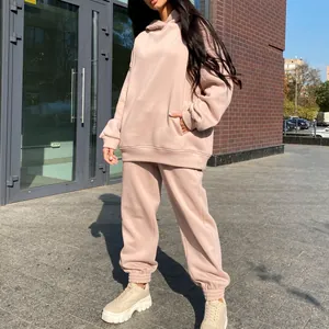 Détail de l'ensemble sweat à capuche et pantalon de jogging pour femme en extérieur
