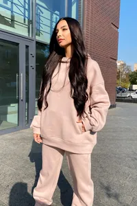 Vue de détail d'un ensemble urbain avec sweat à capuche rose poudré et pantalon assorti