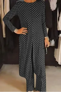 Γυναικείο casual σετ δύο τεμαχίων με πουά μπλούζα με σκίσιμο και ασορτί παντελόνι.
