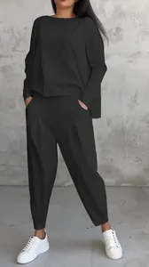 Vue détaillée d'un ensemble femme noir à manches longues avec pantalon à poches.