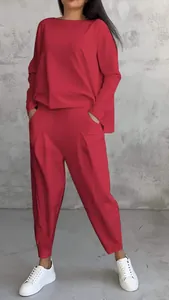 Vue d'ensemble d'un ensemble rouge deux pièces avec haut à manches longues et pantalon