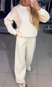 Détail du motif en strass sur l'ensemble de survêtement deux pièces crème