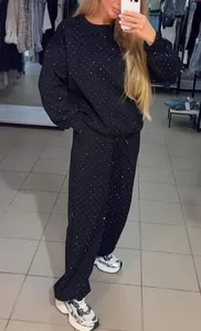 Vue détaillée de l'ensemble de jogging noir pour femme avec strass brillants partout