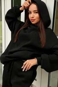 Détail d'un ensemble sweat à capuche surdimensionné noir et d'un pantalon de jogging