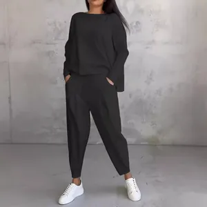 Ensemble deux pièces noir chic pour femme avec haut à manches longues et poches