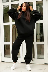 Vue détaillée du sweat à capuche noir oversize et du pantalon de jogging assorti