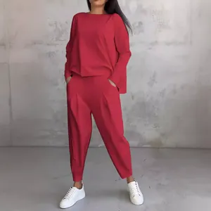 Ensemble décontracté deux pièces rouge avec haut à manches longues et pantalon à poches