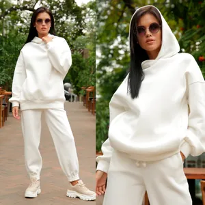Détails de l'ensemble sweat à capuche et jogging blanc en extérieur