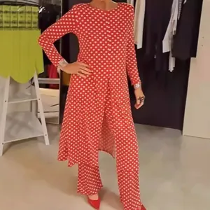 Κόκκινο casual σετ δύο τεμαχίων με πουά, μακρυμάνικη μπλούζα και ασορτί παντελόνι