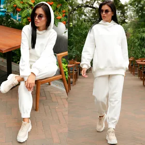 Ensemble de loisirs deux pièces avec sweat à capuche blanc surdimensionné et jogging femme