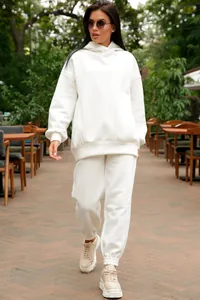 Vue d'ensemble d'un ensemble sweat à capuche blanc et jogging dans un café en plein air