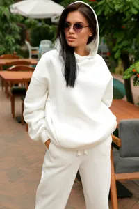 Détail d'un ensemble de survêtement blanc avec sweat à capuche et pantalon de jogging