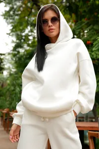 Détail d'un ensemble décontracté blanc comprenant un sweat à capuche et un pantalon