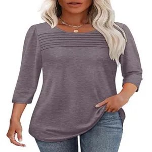 Detaillierte Studioaufnahme einer Frau in einem stilvollen mauvefarbenen Plissee-T-Shirt