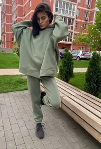 Vue montrant la coupe oversize et la texture douce de cet ensemble vert sauge