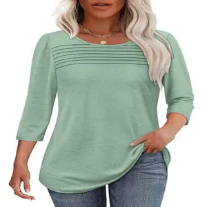 Detailansicht eines grünen Damen-T-Shirts mit Rundhalsausschnitt und Streifenmuster.