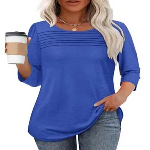 Detailansicht eines blauen Damen-T-Shirts mit Rundhalsausschnitt und eleganten Bruststreifen