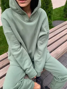 Vue détaillée d'un ensemble sweat à capuche et pantalon de jogging vert sauge ample