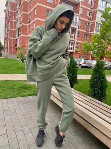 Vue détaillée de cet ensemble sweat à capuche et pantalon de jogging vert sauge chic