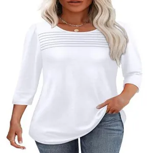 Detailansicht eines weißen Langarmshirts mit Rundhalsausschnitt und Streifenmuster