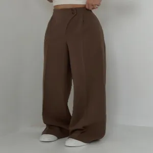 Detailansicht der hoch taillierten, kaffeebraunen Weitbein-Hose für Damen mit Knöpfen.
