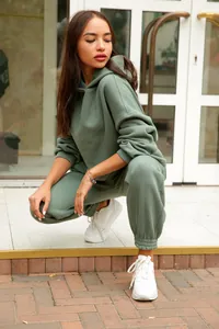 Vue détaillée d'un ensemble de survêtement à capuche et jogging vert sauge pour femmes