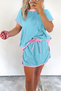 Conjunto de verano de dos piezas con camiseta azul y pantalones cortos con ribetes rosas