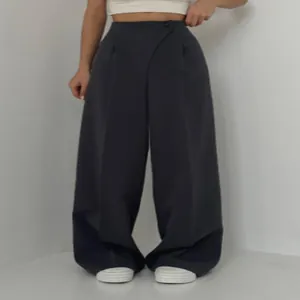 Stilvolle Damen-Hose mit hoher Taille und weitem Bein in Anthrazit mit Knopfverschluss
