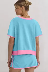 Vista posterior del conjunto de dos piezas azul y rosa con camiseta y falda pantalón