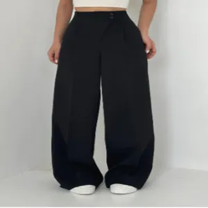 Detailansicht einer schwarzen Hose mit hohem Bund und weitem Bein für Damen